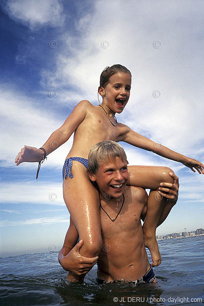 enfant dans la mer
children in the sea